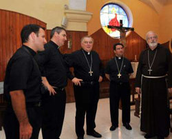 De (i) (d), el sacerdote Jonathan Gaspar; su colega, Andrew Small; el obispo de Orlando, monseñor Thomas Wenski; el obispo auxiliar de San Antonio, monseñor Oscar Cantú, y el arzobispo de Boston, cardenal Sean O'Malley, llegan a la sede de la Casa Sacerdotal en La Habana (Cuba).

