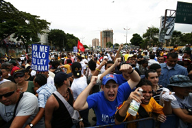 Miembros de la marcha opositora protestan en las calles de Caracas.
