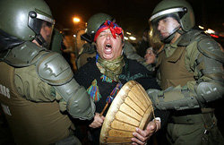 Los Antidisturbios chilenos reprimen con inusitada violencia a los manifestantes. En la imagen,  arrestan a un militante mapuche 