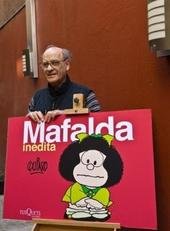 Quino junto a su personaje Mafalda 