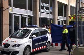 Coche de los Mossos ante el Instituto Joan Fuster de Barcelona. 