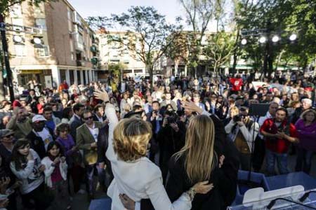 Aguirre y Cifuentes ceden el micrófono a los antidesahucios que las increpan 