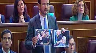 Antonio Hernando, portavoz de los socialistas, ha mostrado en el hemiciclo una foto de Rato y Rajoy dándose un abrazo.