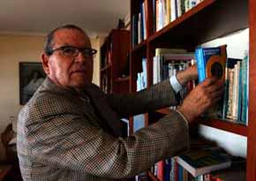 José Antonio Sierra habla inglés y francés y lee catalán y gallego. En la foto, en su casa con un diccionario de catalán. Arciniega 