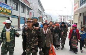 El presidente de Nepal pasa la noche en una tienda de campaña tras el terremoto