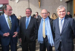 El ministro de Hacienda, Cristóbal Montoro, junto a un grupo de empresarios en una foto reciente. 