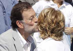 Mariano Rajoy besa a Esperanza Aguirre en un mitin celebrado en Madrid en 2011. (Foto: Flickr PP)