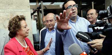 La alcaldesa de Valencia y candidata a la reelección, Rita Barberá, durante su visita hoy al mercado del Cabanyal. EFE
