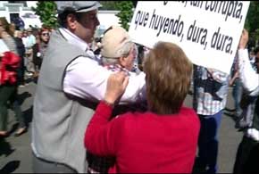 Un anciano es agredido por portar una pancarta contra Esperanza Aguirre