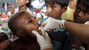 Un niño rohingya recibe medicación después de ser recogido de un barco (Reuters)

