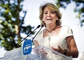 Esperanza Aguirre, este domingo en un mitin en Madrid Río. (EFE).