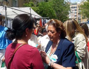 Votantes del PP insultan a Barberá en su ‘paseíllo’ por los mercados valencianos