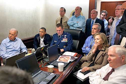 Situation Room”, “Sala de la situación” en la sede de la CIA desde donde el presidente Barak Obama ordenó y siguió en tiempo real con su staff político, militar y de Seguridad el asalto a Osama Bin Laden. Fotografía original de Pete Souza / White 