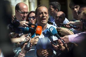 El líder de Ciudadanos (C’s) en Málaga, Juan Cassá ante los medios de comunicación. EFE