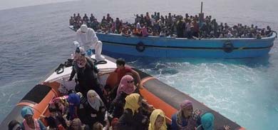 Embarcaciones de refugiados e inmigrantes, en una imagen difundida el 7 de junio por la Guardia Costera italiana 