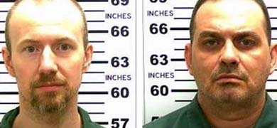 Los dos presos fugados de una cárcel de máxima seguridad del estado de Nueva York, David Sweat (i) y Richard Matt