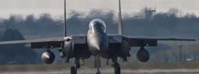 Un caza estadounidense F-15E se prepara para despegar de la base aérea de la RAF británica de Lakenheath en Suffolk, Reino Unido