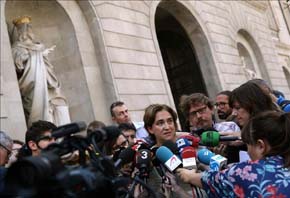 La ganadora de las elecciones en Barcelona por BComú, Ada Colau, responde a los medios de comunicación ante el ayuntamiento de Barcelona en la Plaza de San Jaime. EFE/Archivo