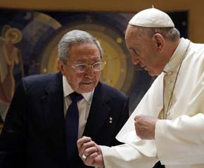 Raúl Castro conversa con el papa Francisco