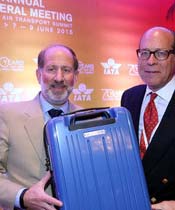 Miembros de la IATA muestran las dimensiones de la nueva maleta de cabina IATA 
