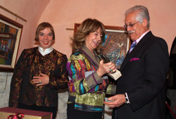 Tito Lucaveche(d) recibe el premio de manos de la directora de la Galería 'Éboli', Amalia Fernández de Córdoba. A la izquierda, la autora de este artículo, Julia Sáez Angulo.