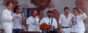 Miguel Bosé, Carlos Vives, Ricardo Montaner, Juan Luis Guerra, Juanes y Alejandro Sanz, durante el concierto.