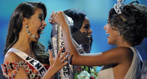 Miss Universo 2008, Dayana Mendoza (d), coronó a su compatriota Stefanía 