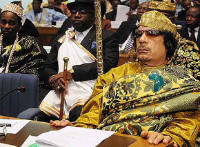 Muammar Al Gaddafi es famoso por su extravagante forma de vestir