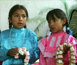 Niños indígenas de algunas comunidades que no cuentan con luz electrica, recibieron ordenadores portátiles de parte de las autoridades