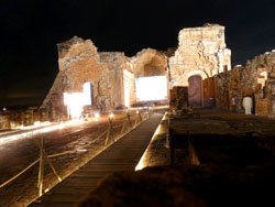 Impactante imagen de las ruinas  jesuíticas iluminadas, en Trinidad