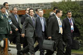 El presidente Uribe a su llegada a la cumbre acompañado de su comitiva, ha defendido el acuerdo de su país con EEUU y se ha mostrado contrario a convocar al presidente Obama. 