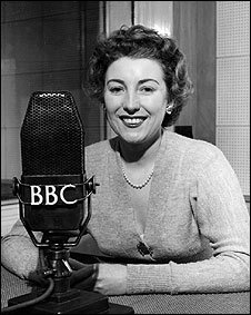 Vera Lynn en la BBC, en 1954.

