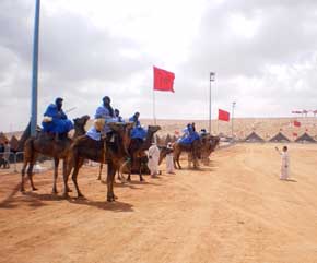 “El Moussem de Tan Tan”, multicolorista desfiles de caballos, camellos y nómadas en el desierto de Marruecos