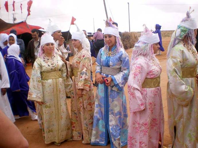 “El Moussem de Tan Tan”, multicolorista desfiles de caballos, camellos y nómadas en el desierto de Marruecos