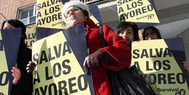 Manifestantes pedirán a Grupo San José que salve a los ayoreos en la antesala de su Junta General de Accionistas. (© I. Luis/Survival)