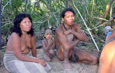 Familia de ayoreos aislados que fueron obligados a salir del bosque cuando las excavadoras lo invadieron (© GAT/Survival)

