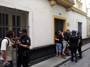 Desalojados concejales de 'Por Cádiz sí se puede' en un desahucio en el que ha mediado el alcalde 