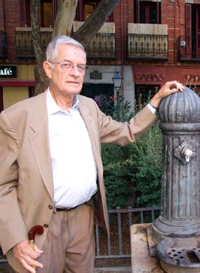 Germán Ubillos en uno de sus lugares favoritos:  la plaza de Cristino Martos en Madrid... (Foto: Juan Ignacio Vera)