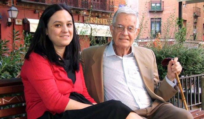 Aurora Viloria y Germán Ubillos en la plaza de Cristino Martos, el 'Pequeño Manhattan' de Ubillos... (Foto: Juan Ignacio Vera)