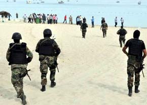 Fuerzas de seguridad tunecinas en la playa donde ha ocurrido el ataque 