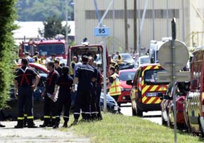 El exterior de la empresa Air Products donde ha tenido lugar el ataque terrorista  -Foto: AFP PHOTO/PHILIPPE DESMAZE 