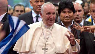 El papa Francisco junto al presidente de Bolivia, Evo Morales (derecha en la imagen y atrásdel papa...)