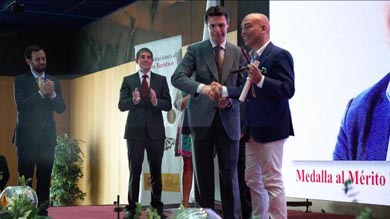 Kike Sarasola recibe la Medalla de Oro al Mérito Turístico a la Innovación 2014
