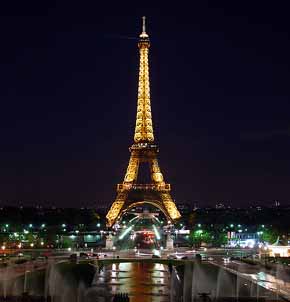 Vista nocturna de la imponente Torre Eiffel 

