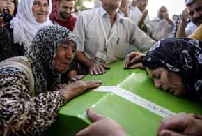 Doloroso y multitudinario adiós a las víctimas del atentado suicida en Turquía 