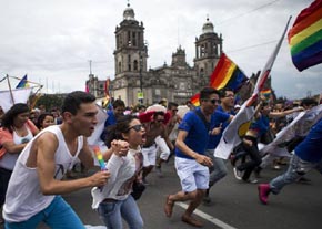 Médicos y psicólogos mexicanos desacreditan las tesis de la Iglesia católica sobre los gays