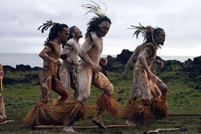 Nativos pascuenses ataviados con vestimentas típicas en las fiestas tradicionales de la isla... 