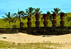 Moai en Playa de Anakena, Isla de Pascua...