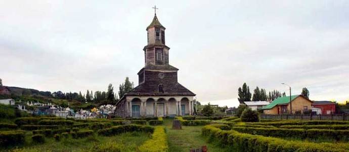 Iglesias, de madera en la Isla Grande Chiloé,  construidas entre los siglos XVIII y XIX, dieciséis de ellas declaradas Patrimonio Mundial por la Unesco.