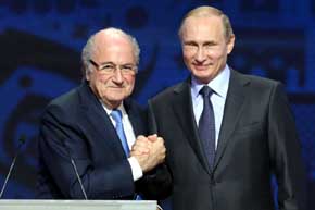 Vladimir Putin (d) y Blatter